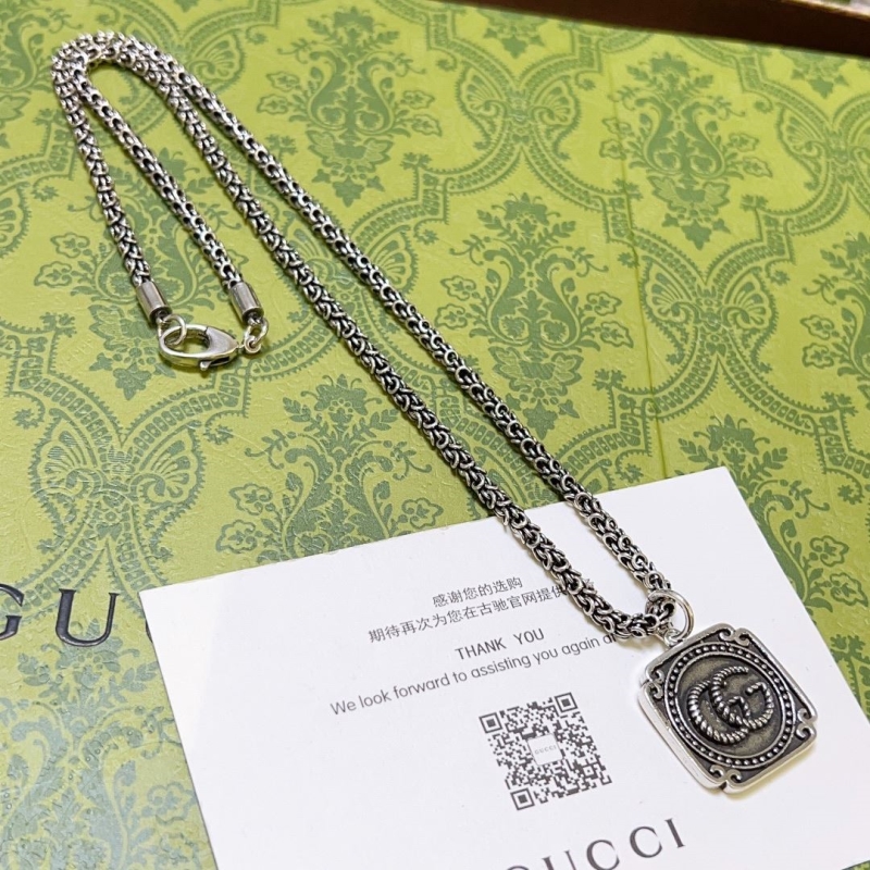 G*u*i necklaces